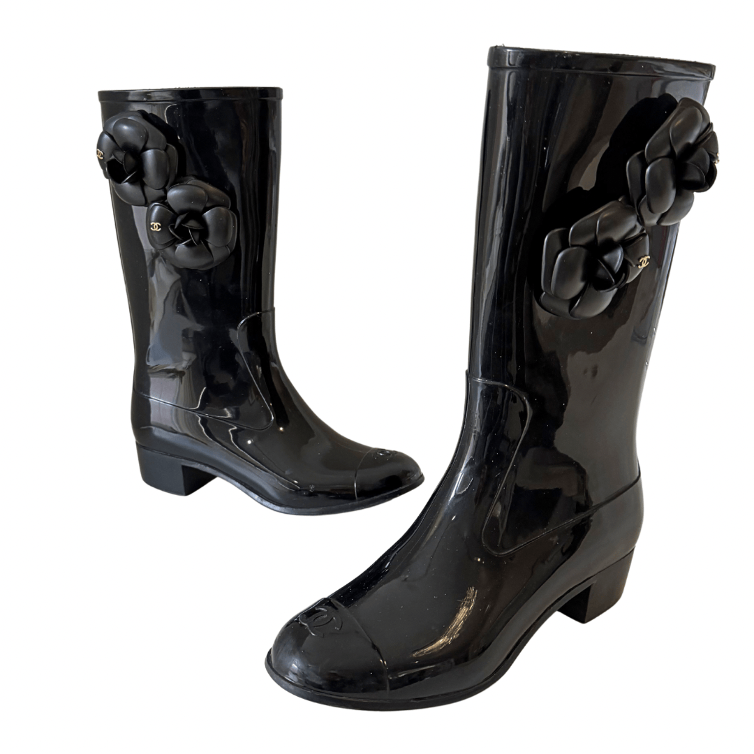 CHANEL ブラックラバーブーツ フラワー装飾 Chanel Black CC Rubber Camellia Flower Rain Boots 38