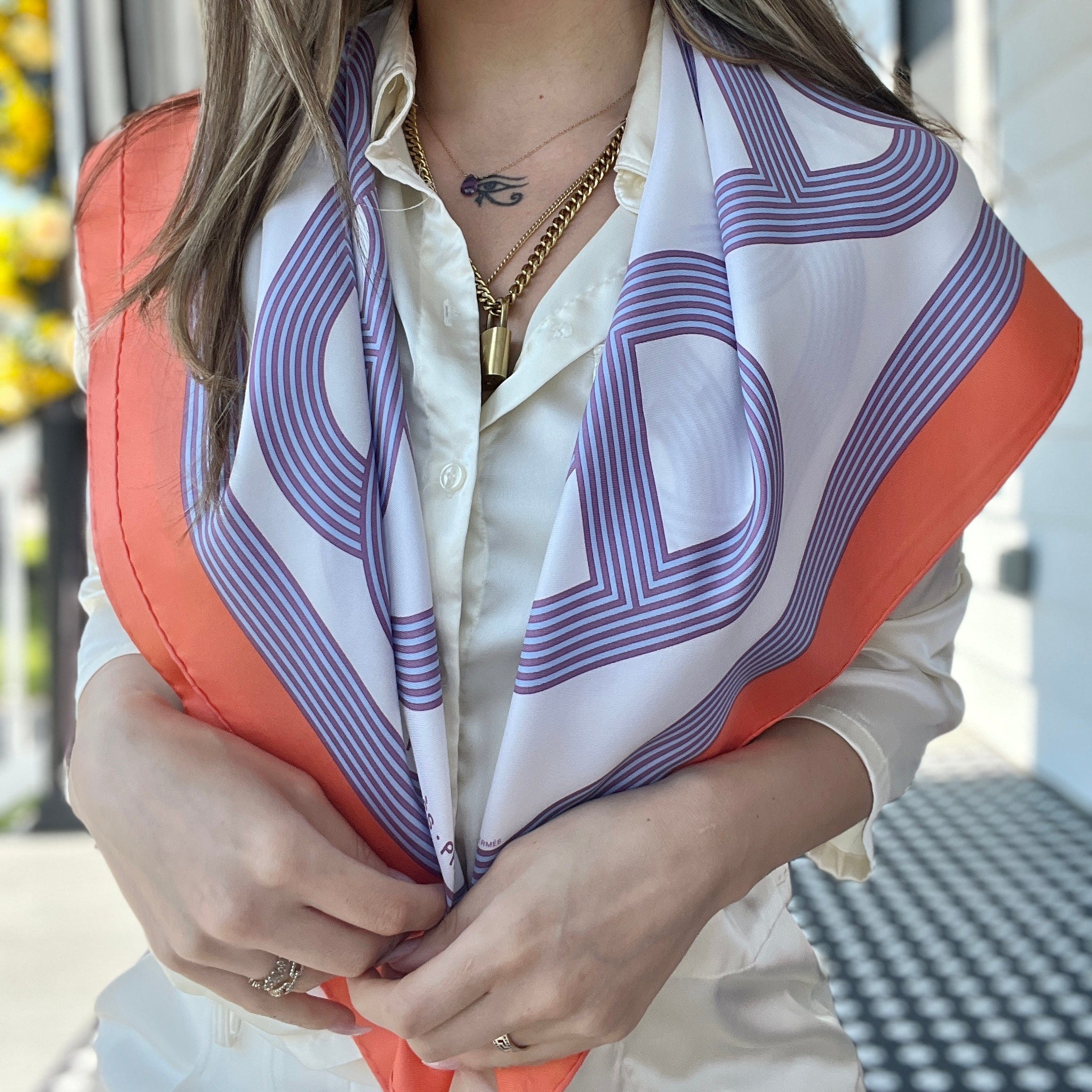 Wear your scarf as a top?! 8 ways to wear the LOUIS VUITTON Monogram  Confidential 36 Square Scarf 